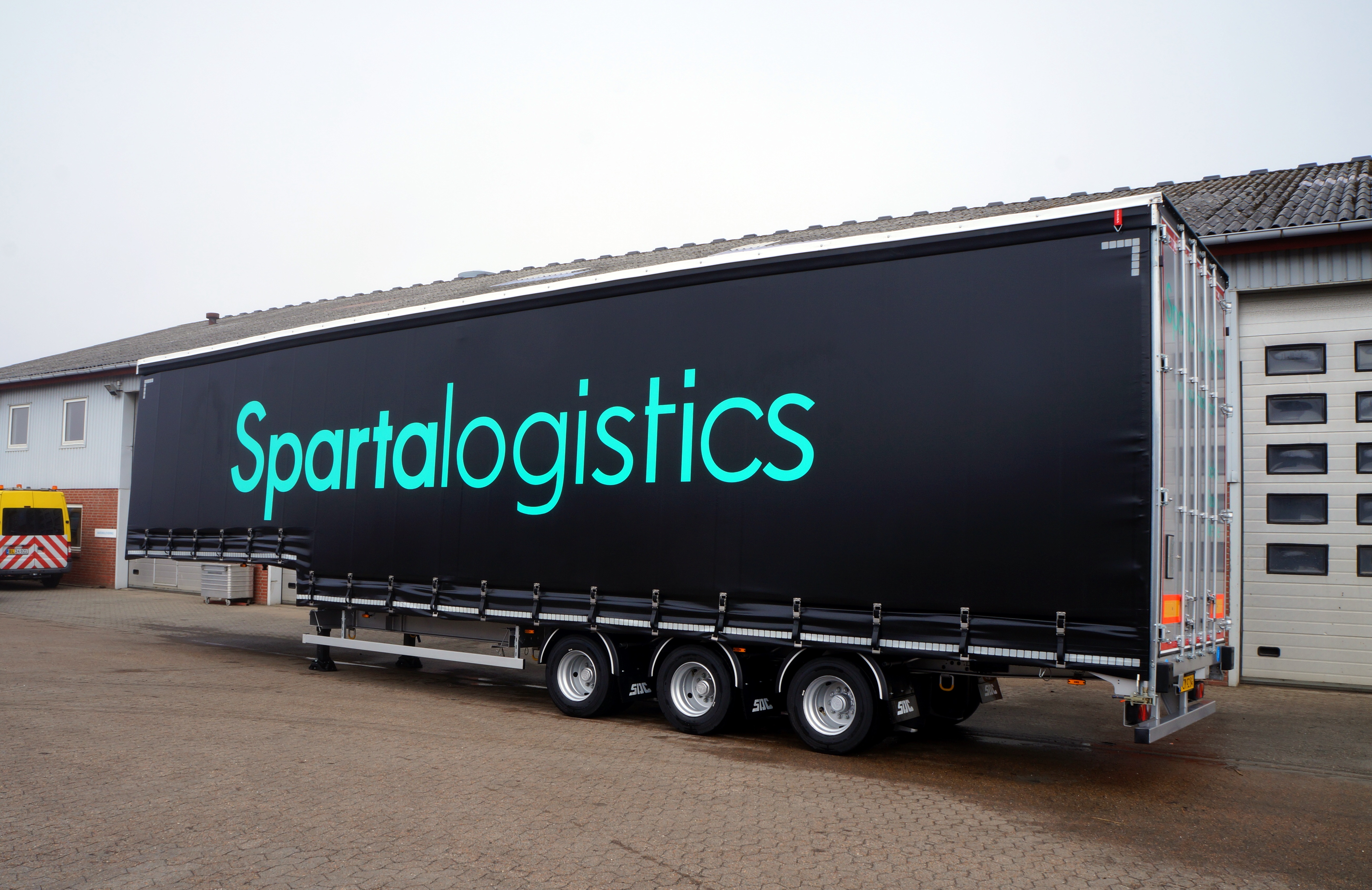 Ny 3-akslet SDC gardin-sættevogn til Sparta Logistics i Aarhus - Jørn ...