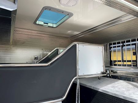 DAF Lehel horsebox 210 LF Horse transporter